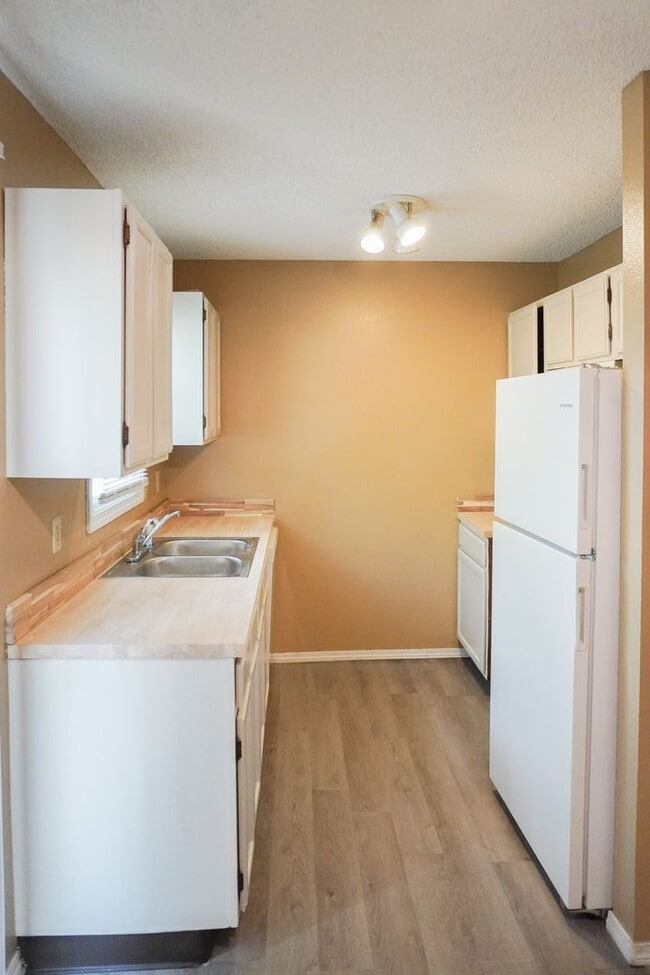 Building Photo - 3 Bed 2 Ba Condo w Garage - East Wichita