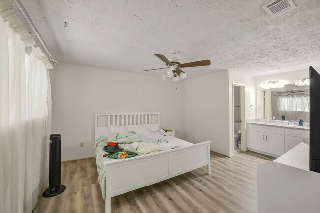 Building Photo - 16323 Summer Dawn Ln