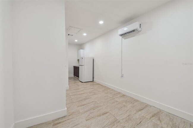 Building Photo - 910 43rd St W