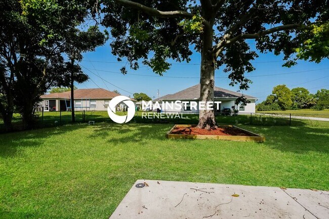 Building Photo - 3 Bedroom Pet-Friendly Home in Cape Coral, FL with Main Street Renewal