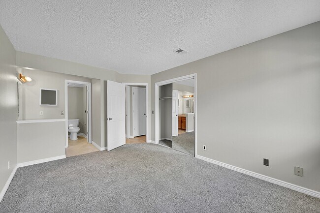 Building Photo - $1,650.00 - 2 Bedrooms, 1.5 Bathrooms Condo in Aurora with Cozy Fireplace!