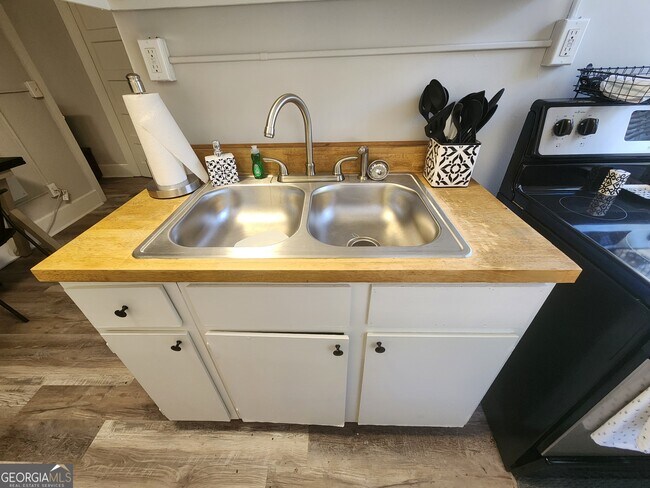 Building Photo - 917 Oakview Ave