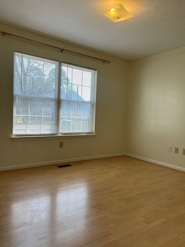 Building Photo - 110 Bugle Ct