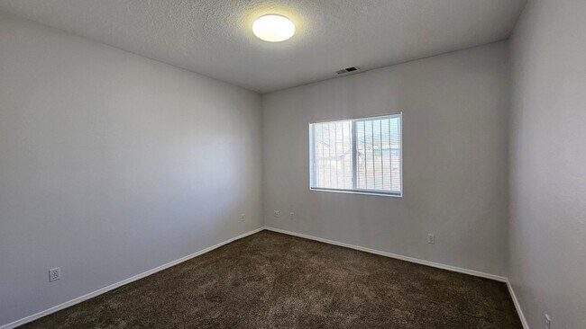 Building Photo - 5401 Alice Ave NE