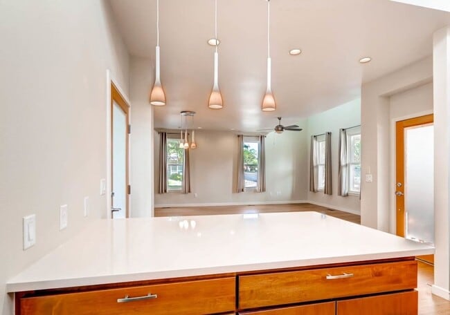 Building Photo - 1 bed 1.5 bath Stand Alone Townhome. Rent Discount - $2,750 Rent to July 31 2026. $2,995 Rent Sta...