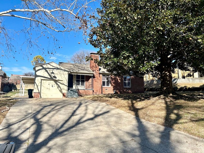 Primary Photo - Darling Bungalow 2 blocks from Riverside D...