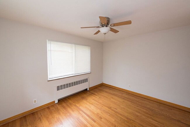 Building Photo - Extra Spacious Top Unit Duplex