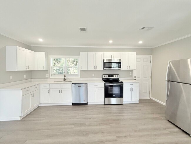 Building Photo - Fully Remodeled East Hill Cottage