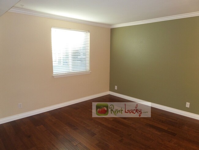 Building Photo - Super Cute Studio w/Parking in Fantastic D...