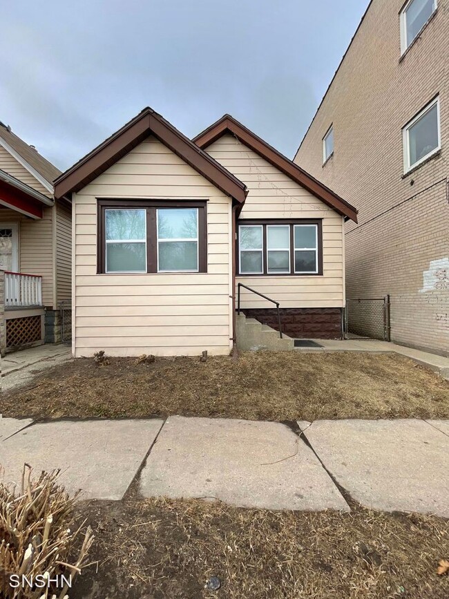 Primary Photo - 2 br, 1 bath House - 422 E Locust