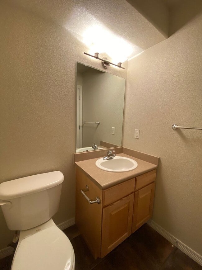 Building Photo - Renovated 2 Bedroom 2.5 Bathroom Condo in ...