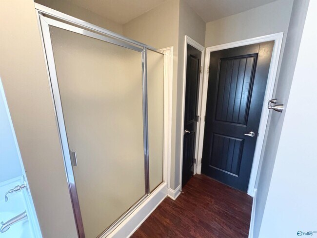 Building Photo - 105 Oak Shade Dr