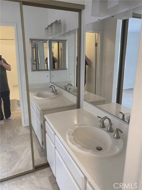 Building Photo - 5050 Canyon Crest Dr