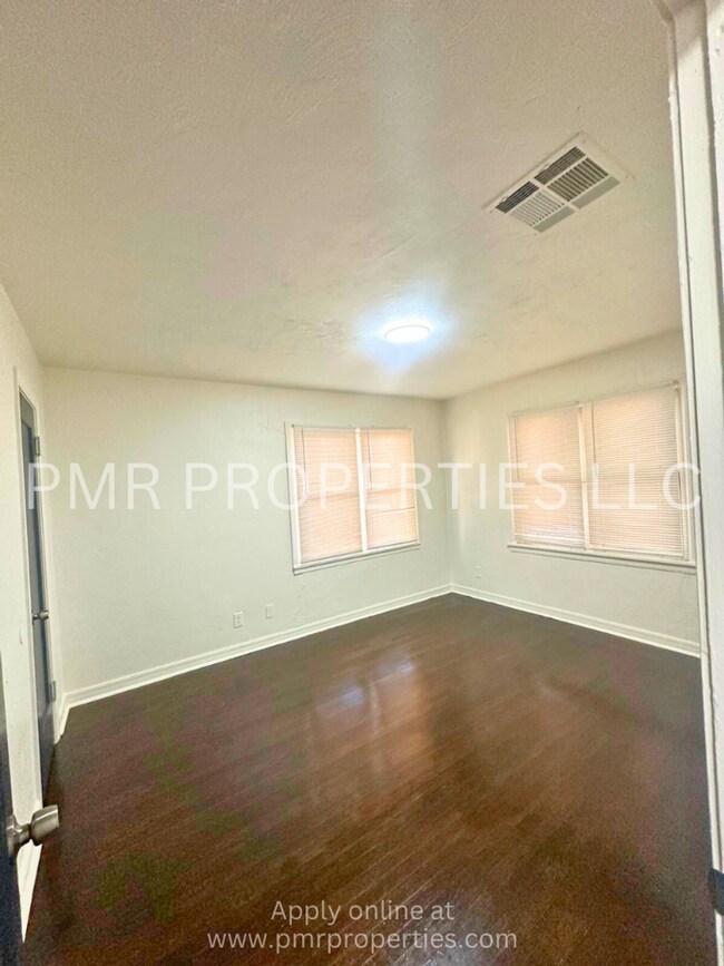 Building Photo - 3 Bedrooms / 1 Bathroom House