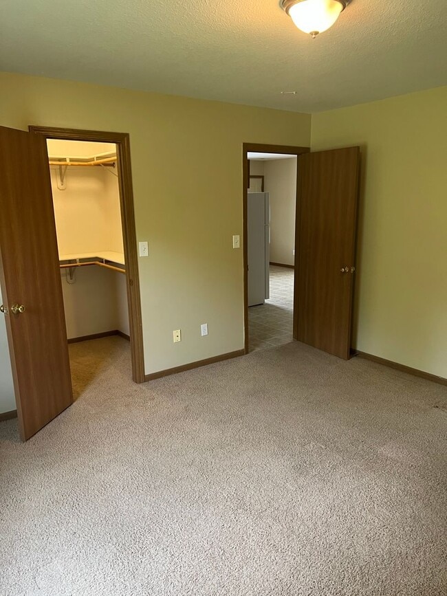 Building Photo - 2626 E Oakbrook Dr