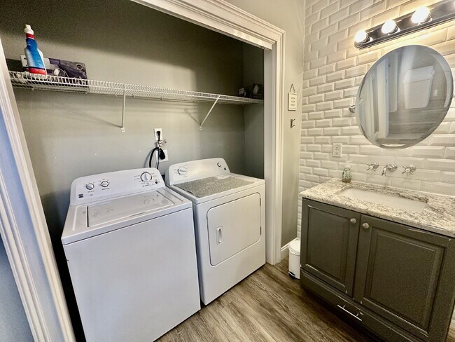 Building Photo - One Bedroom Furnished Garage Apartment in Bluffton Park!