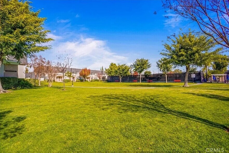 Building Photo - 6501 Vanalden Ave