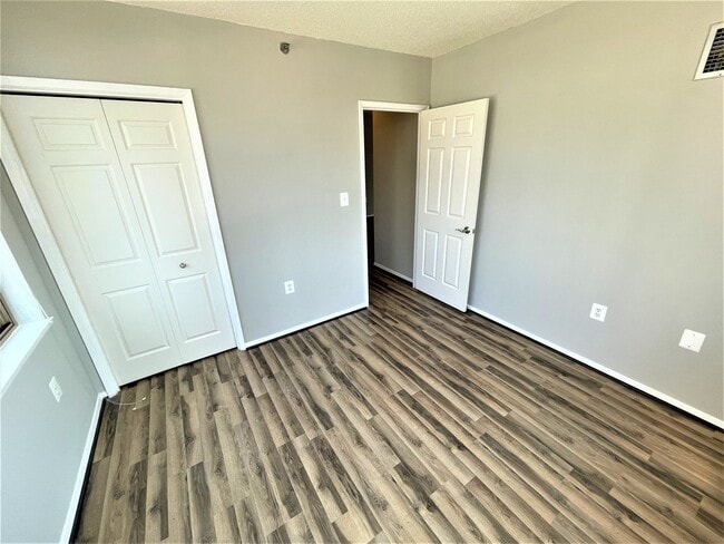 Building Photo - Large 2 Bedroom/1 Bath WITH PARKING