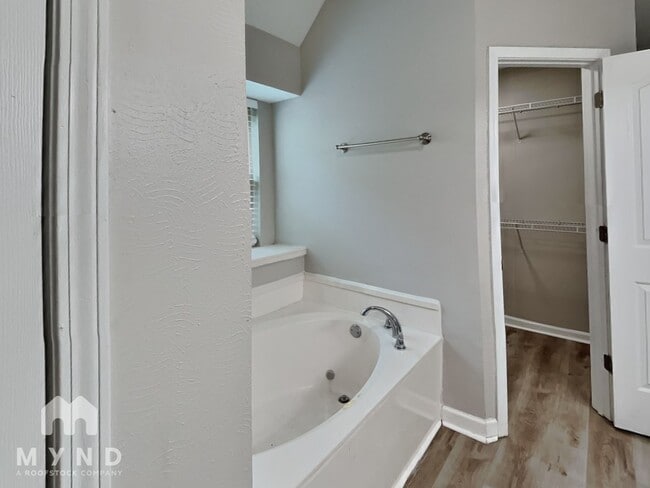Building Photo - 15 Rolling Oaks Dr