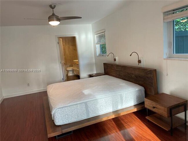 Building Photo - 14610 Tarpon Dr