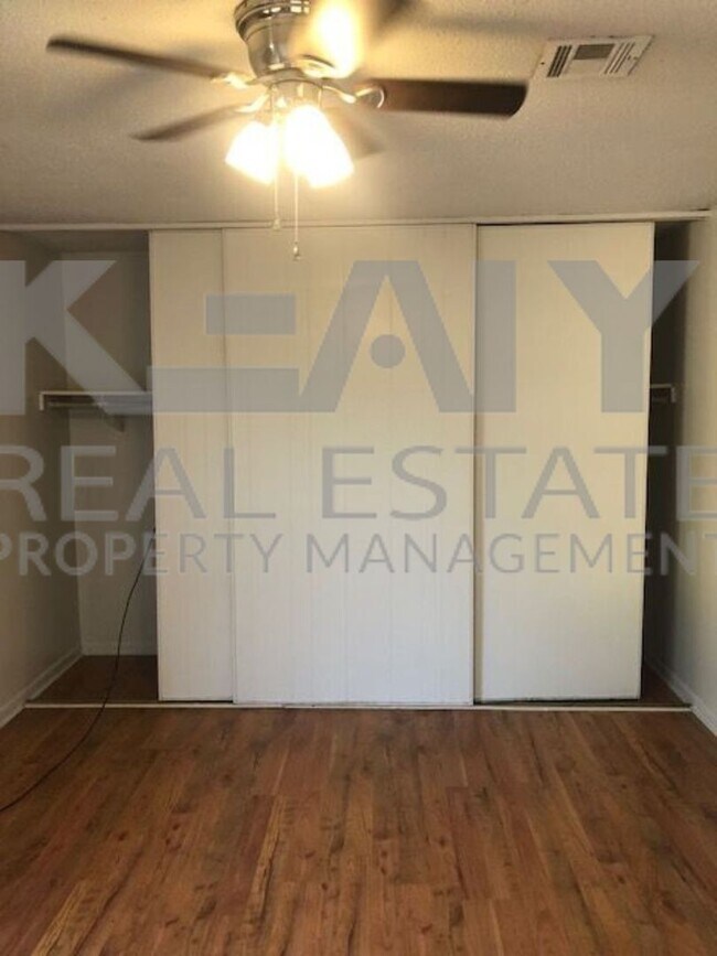 Building Photo - 407 Fox Run Ave