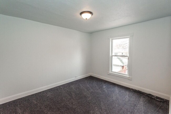 Building Photo - Stunning 5 bedroom home in Brookline available May 1!