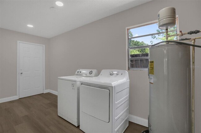 Building Photo - 518 Lavon Dr