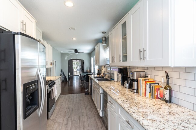 Building Photo - Charming, upgraded, and great outdoor spac...