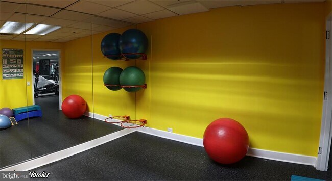 Building Photo - 2001 Hamilton St