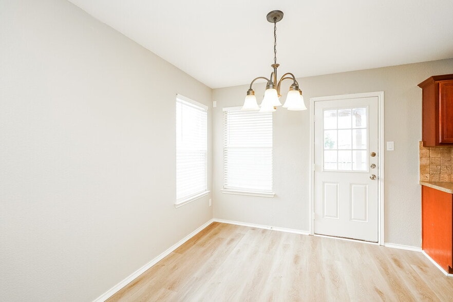 Building Photo - 5828 Ridge Lake Dr