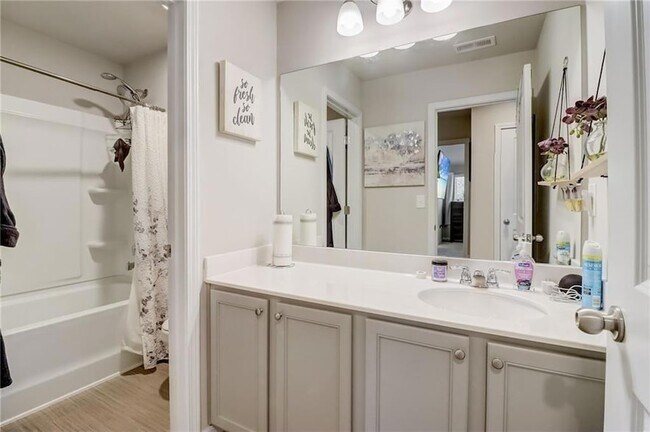 Building Photo - 7246 Gladstone Cir