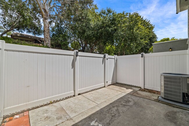 Building Photo - Beautiful Townhome in Mission Viejo