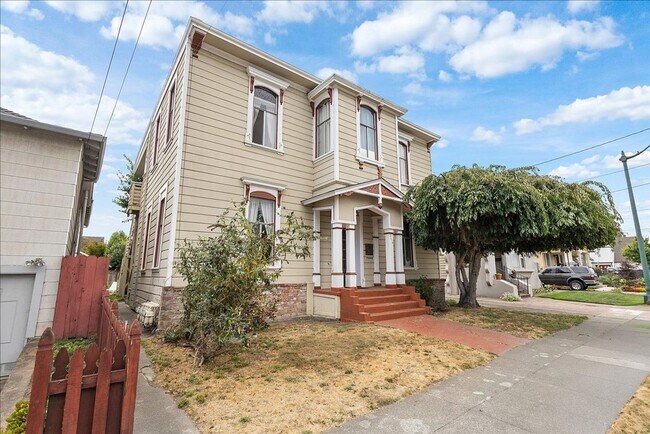 Building Photo - 3014 Encinal Ave
