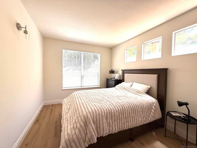 Building Photo - 5006 Palmera Dr