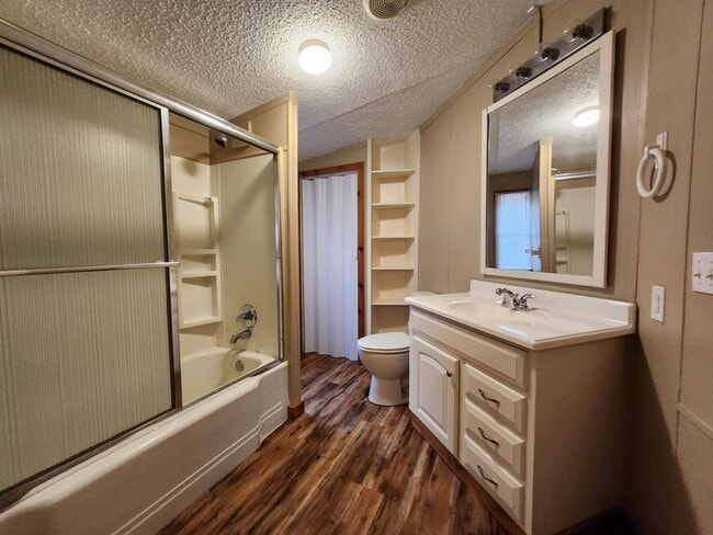 Building Photo - FOR LEASE!!