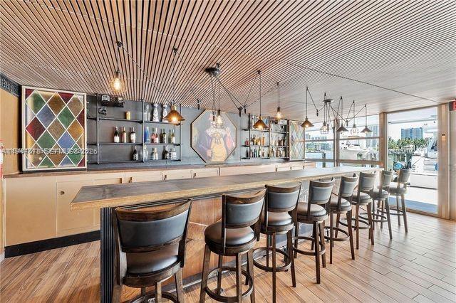 Building Photo - 900 Bay Dr