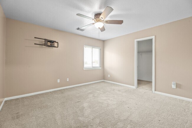 Building Photo - 5817 Vineyard Hill Dr