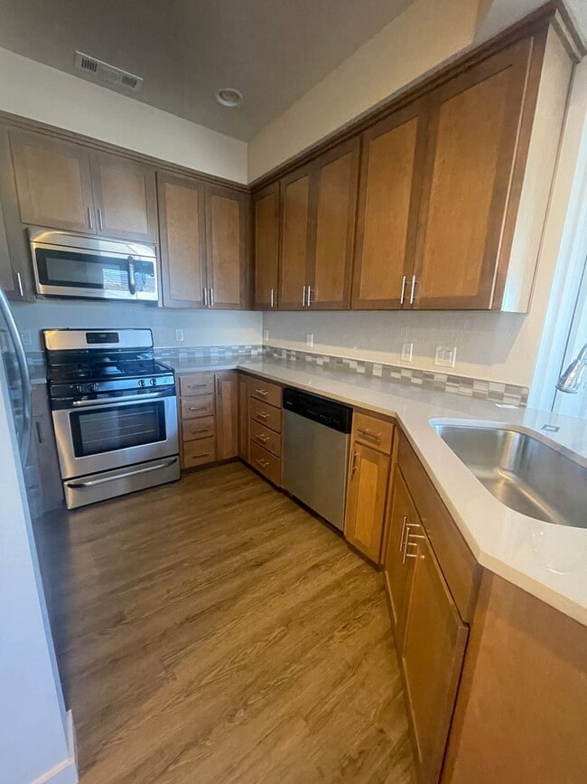 Building Photo - Newer & Beautiful 2bd/2bth condo in Ashland