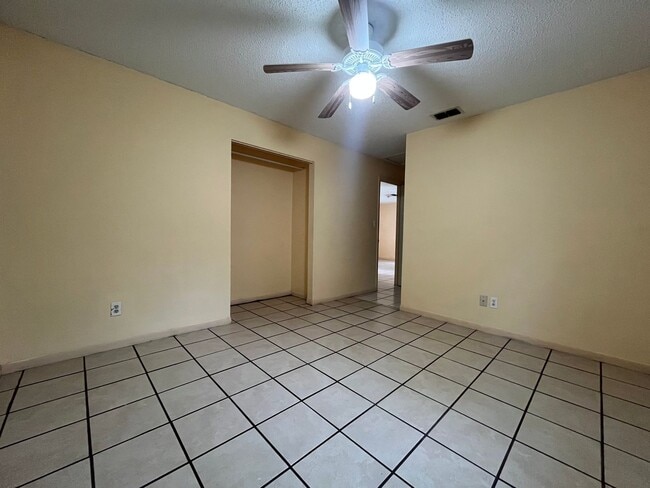 Building Photo - 2 bed/2 bath in Lakeland!