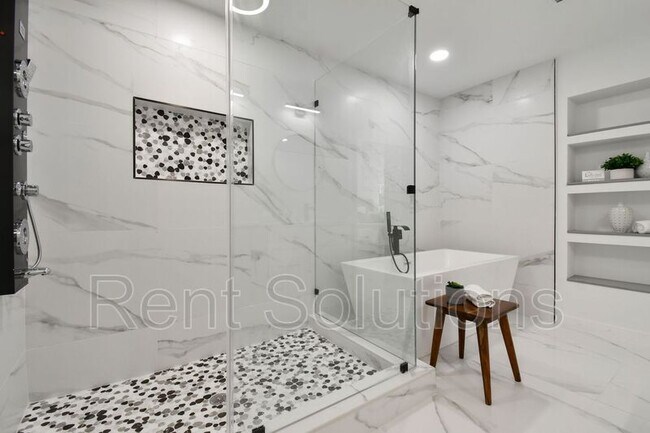 Building Photo - 110 28th Ave N