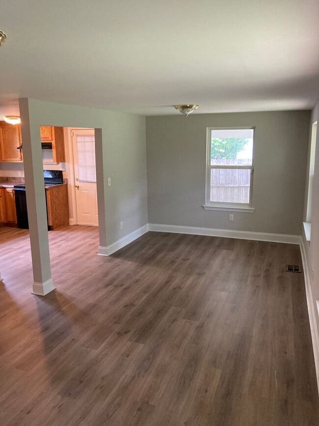 Building Photo - 2/1 House in Carrollton- $1,195