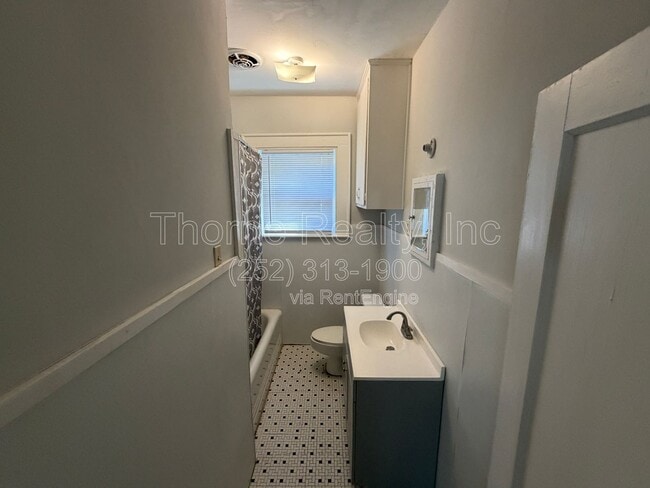 Building Photo - 821 Marigold St