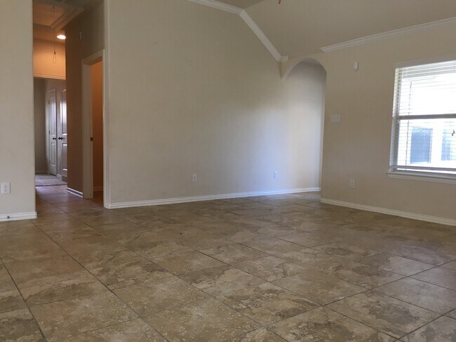 Building Photo - Great Open Floor Plan in Buda
