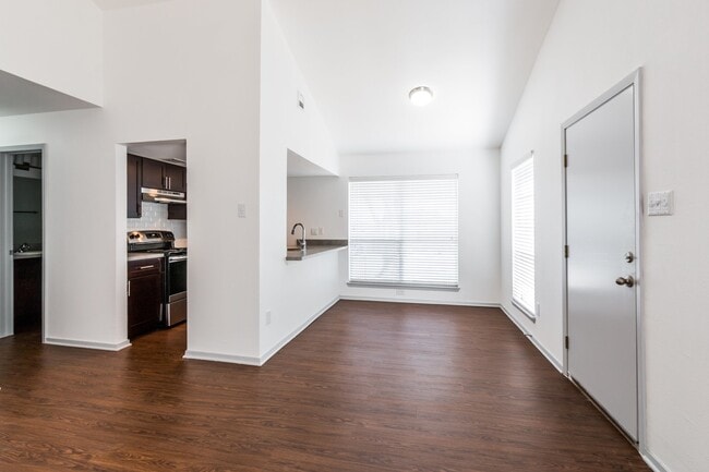 Building Photo - Luxury Duplex. Best Prices In South Austin...