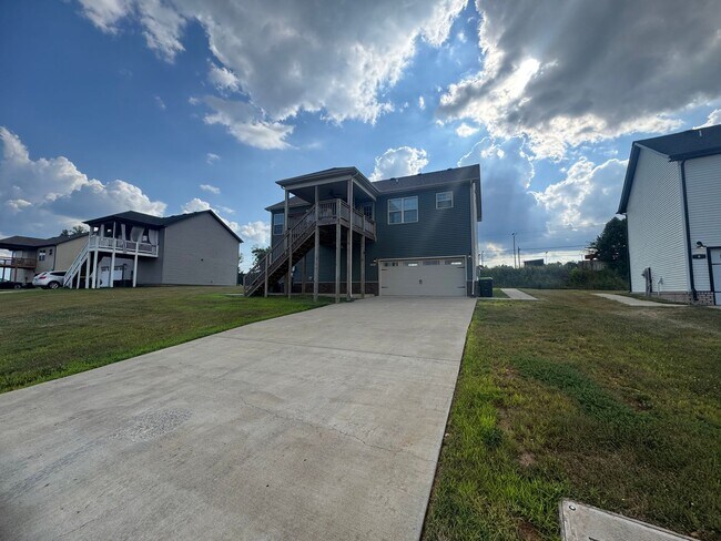 Building Photo - Stunning 4-Bedroom, 3-Bathroom Home – A Mu...