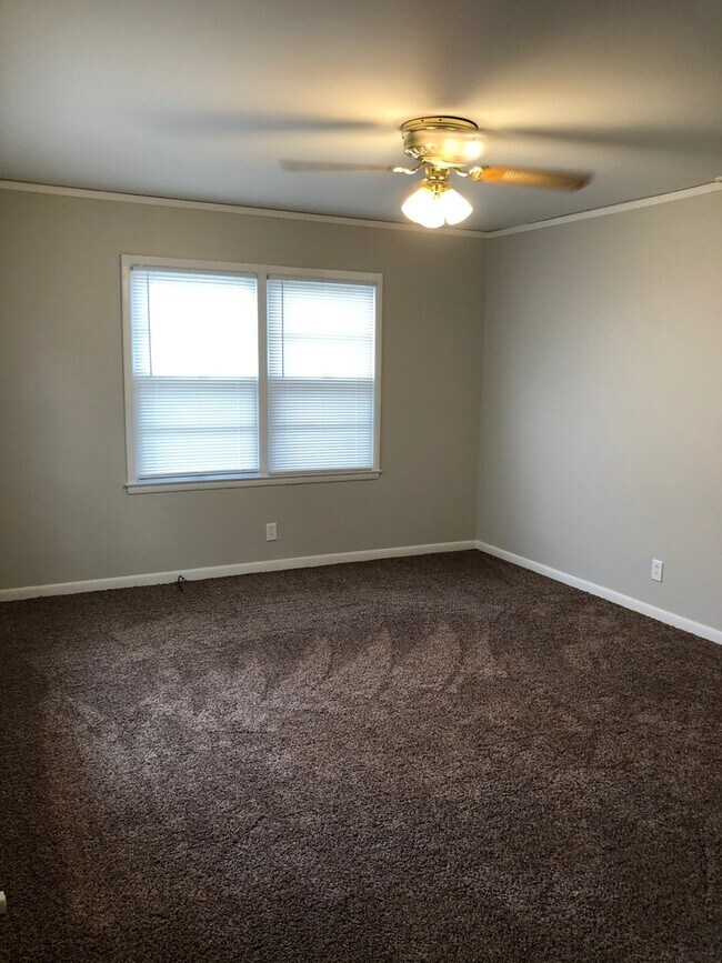 Building Photo - 3 bed 1 bath $1295 3 Bed 1 Bath with attached Garage