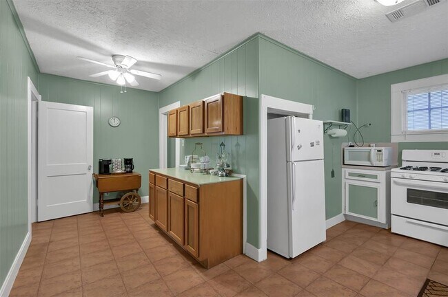 Building Photo - 1004 Mccall Ave