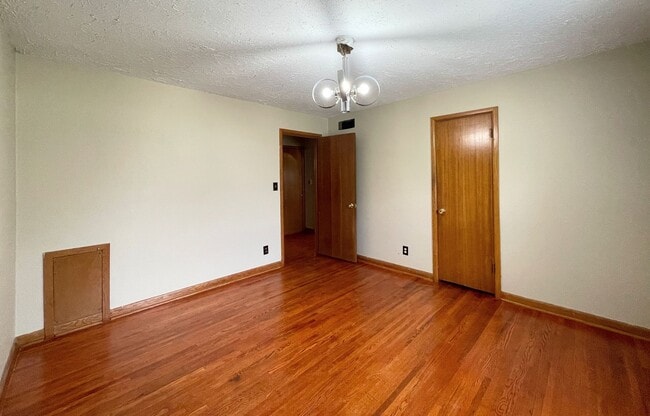 Building Photo - Updated Brick 3-Bedroom