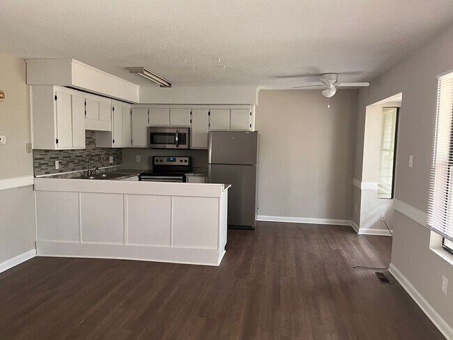 Building Photo - Relax and Enjoy Lake Royale!