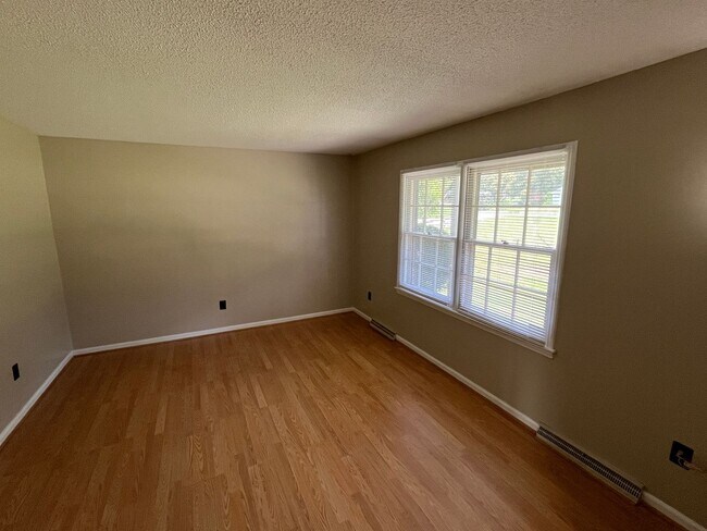 Building Photo - Spacious 4-Bedroom 3-Bathroom Brick Home in Arcadia Area